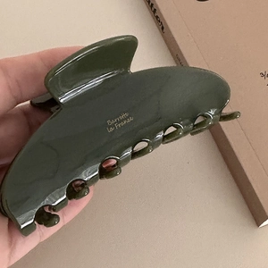 Dettaglio molletta per capelli verde oliva in acetato con scritta Barrette La France oro
