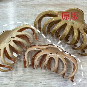 Détails de la texture grain de bois et ambre sur de grandes pinces à cheveux à griffes