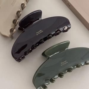 Tre fermagli per capelli minimalisti in acetato nei colori beige, caffè scuro e oliva
