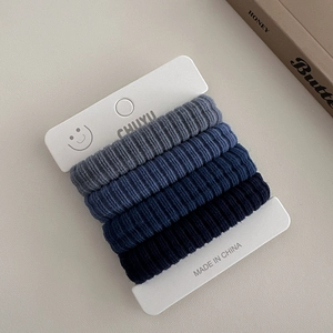 Détails de la texture des chouchous tricotés à haute élasticité en lot de 4 dégradé bleu