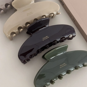 Tre eleganti fermacapelli in acetato a ventaglio nei colori crema, marrone e verde oro