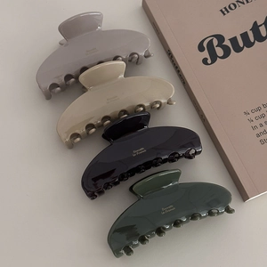 Eleganti mollette per capelli in acetato in quattro colori neutri con scritte dorate