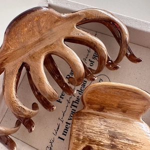 Lot de pinces à cheveux élégantes en résine aspect bois marron caramel pour la coiffure