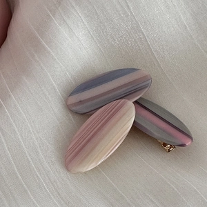 Lot de trois barrettes à cheveux élégantes en acétate rose-violet à texture marbrée