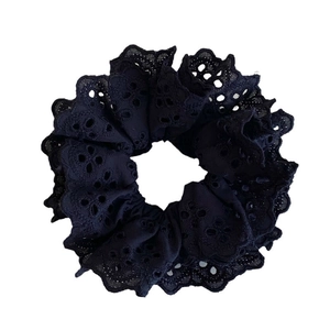 Elegante coletero de encaje negro con bordado y diseño ondulado elástico para el cabello
