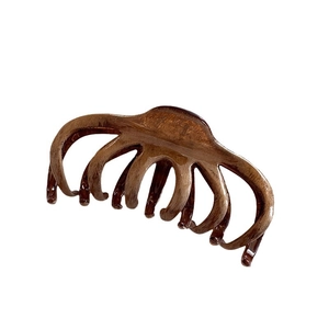 Pince à cheveux marron texture bois pour femmes avec design arqué robuste pour tenue ferme