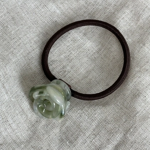 Elastico per capelli con rosa in acetato verde chiaro traslucido su corda marrone