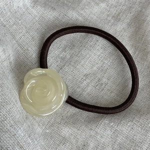 Elastico per capelli minimalista con rosa in resina color crema e corda marrone