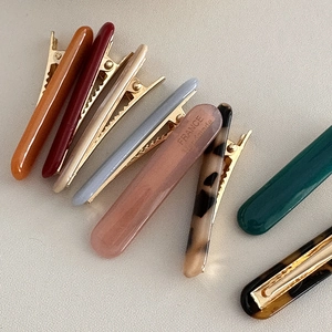 Ensemble de barrettes élégantes en résine multicolore avec base en métal doré