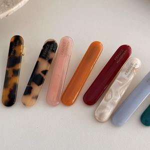 Détail de barrettes françaises faites à la main avec motifs marbrés et écailles de tortue