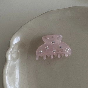 Dettaglio della pinza per capelli in acetato rosa con strass e incisione FRANCE Handmade