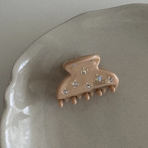 Dettaglio molletta per capelli in acetato fatta a mano con strass ed etichetta Francia