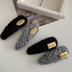 Lot de 4 barrettes à cheveux en peluche noir et gris avec plaques dorées gravées