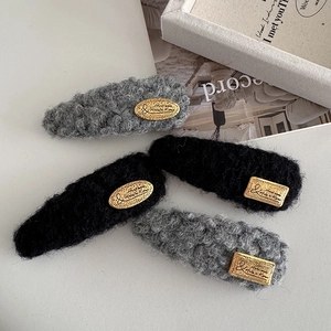 Lot de quatre pinces à cheveux d'hiver en peluche noires et grises avec plaque dorée