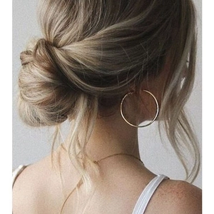 Boucles d'oreilles créoles dorées classiques avec finition polie sur mannequin