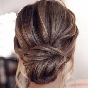 Chignon bas élégant avec mèches de cheveux marron lisses pour coiffures de style français
