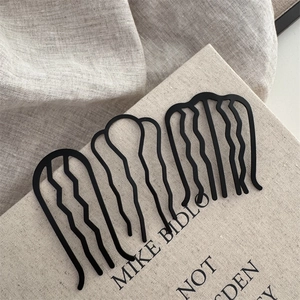 Trois peignes à cheveux noirs mats ondulés pour chignon invisible et fixation sûre du style