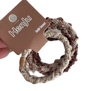 Set di elastici per capelli intrecciati marroni e grigi con perline in resina su carta