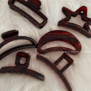 Grandes Pinces à Cheveux Mates Géométriques Carrées Étoile Lune Requin pour Femmes Accessoires Cheveux Noirs Marron