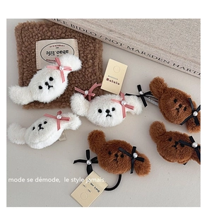 Detalle de pinzas para el pelo de peluche tipo Bichón y oso con lazos y perlas
