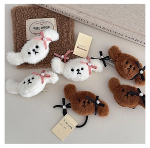 Detalle de pinzas para el pelo de peluche y gomas con lazos rosas y detalles de perlas