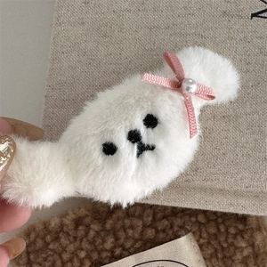 Detalle del clip para el pelo de perro de peluche blanco con lazo rosa y perla