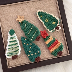 Set de 5 barrettes à cheveux sapin de Noël en tricot fait main sur fond lin