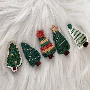 Lot de cinq barrettes sapin de Noël au crochet fait main sur fond de fausse fourrure blanche