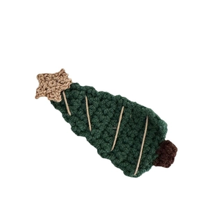 Pince à cheveux sapin de Noël en crochet fait main avec étoile sur fond blanc épuré