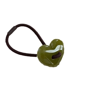 Elastico per capelli con ciondolo a cuore in resina verde oliva lucido e fascia marrone