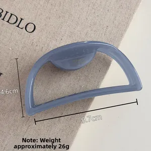 Détail de la grande pince à cheveux bleue montrant les dimensions de 9,7 cm par 4,6 cm