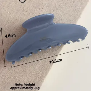 Détail montrant les dimensions d'une grande pince à cheveux bleu poudré de 10,6 cm
