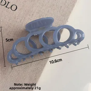 Détail de la grande pince à cheveux bleu mat avec motif ajouré de 10,6 cm