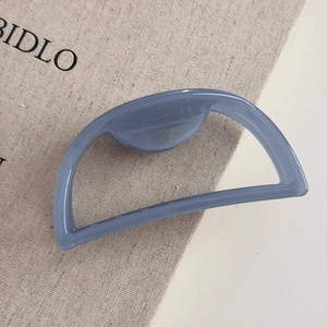 Détail de la pince à cheveux bleu mat avec gravure France handmade de haute qualité