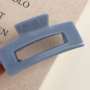 Détail de la pince à cheveux rectangulaire bleue avec lettrage Barrette La France doré