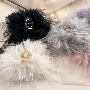 Morbidi fermagli per capelli in ecopelliccia in vari colori per lo styling invernale