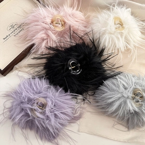 Pinze per capelli in pelliccia sintetica in cinque colori tra cui rosa e bianco per l'inverno