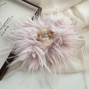 Elegante pinza per capelli in morbido peluche rosa per donna su sfondo di seta