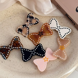 Barrette à cheveux nœud en acétate avec perles et détail étoile en sept coloris