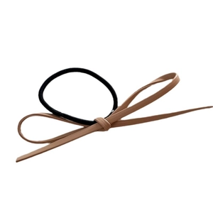 Élastique à cheveux avec nœud en cuir élégant pour chignons et coiffures minimalistes
