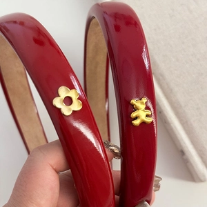 Serre-têtes en cuir verni rouge brillant avec breloques dorées de fleurs et ours