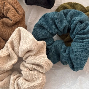 Lot de cinq chouchous en tricot texturé en bleu, crème, marron, vert et noir unis