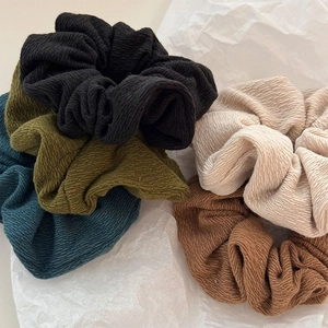 Lot de cinq chouchous en maille texturée aux couleurs terreuses pour diverses coiffures