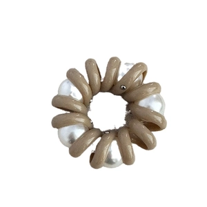 Élastique à cheveux spirale beige élégant orné de grandes perles blanches pour femmes