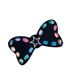 Fermaglio per capelli a fiocco in maglia colorata con stella bianca ricamata al centro