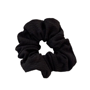 Chouchou noir en maille texturée avec motif côtelé pour une coiffure élégante et chic