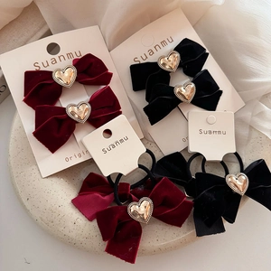Set di accessori per capelli con fiocchi di velluto rosso e nero e cuori dorati