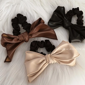 Lot de trois chouchous nœuds en cuir synthétique marron, noir et beige pour cheveux