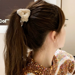 Pince à cheveux oreilles de chat en peluche beige pour coiffures élégantes d'hiver
