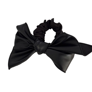 Chouchou en cuir noir avec grand nœud plissé pour coiffures élégantes de femmes et filles